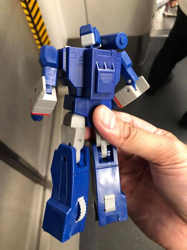 Transformers RED Soundwave In Hand Images  (3 of 9)